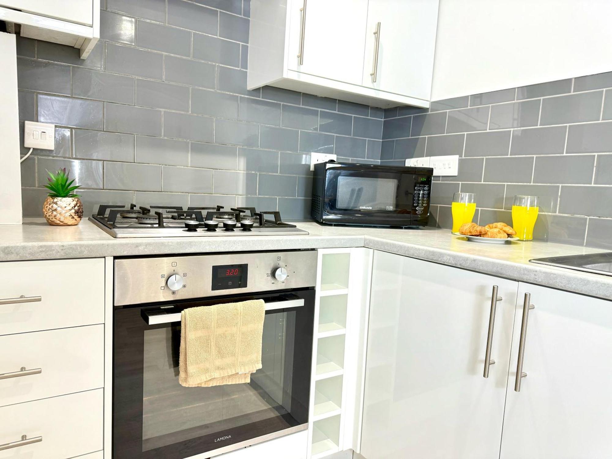 Hazel 1-Bedroom Cousy Flat, Parking, Wifi, Prime Location, Close To Blenheim Palace & Oxford Kidlington Exterior foto